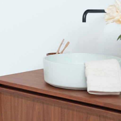 Groene lavabo in cement alt