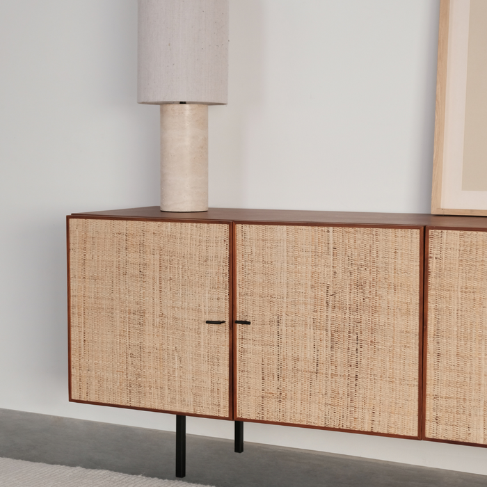 Walnoten dressoir met raffia deurtjes