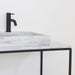 industrieel badkamer item met metalen frame en wit marmer
